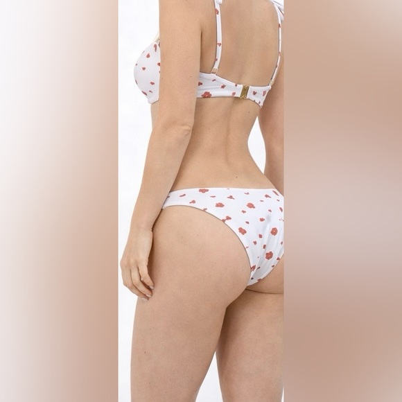 Bikini - Picture 3 of 6